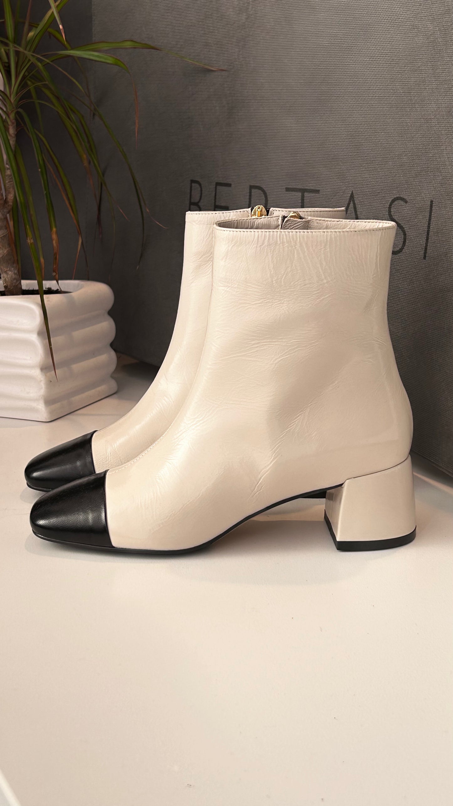 Lara May Boot Milk/Black 3013